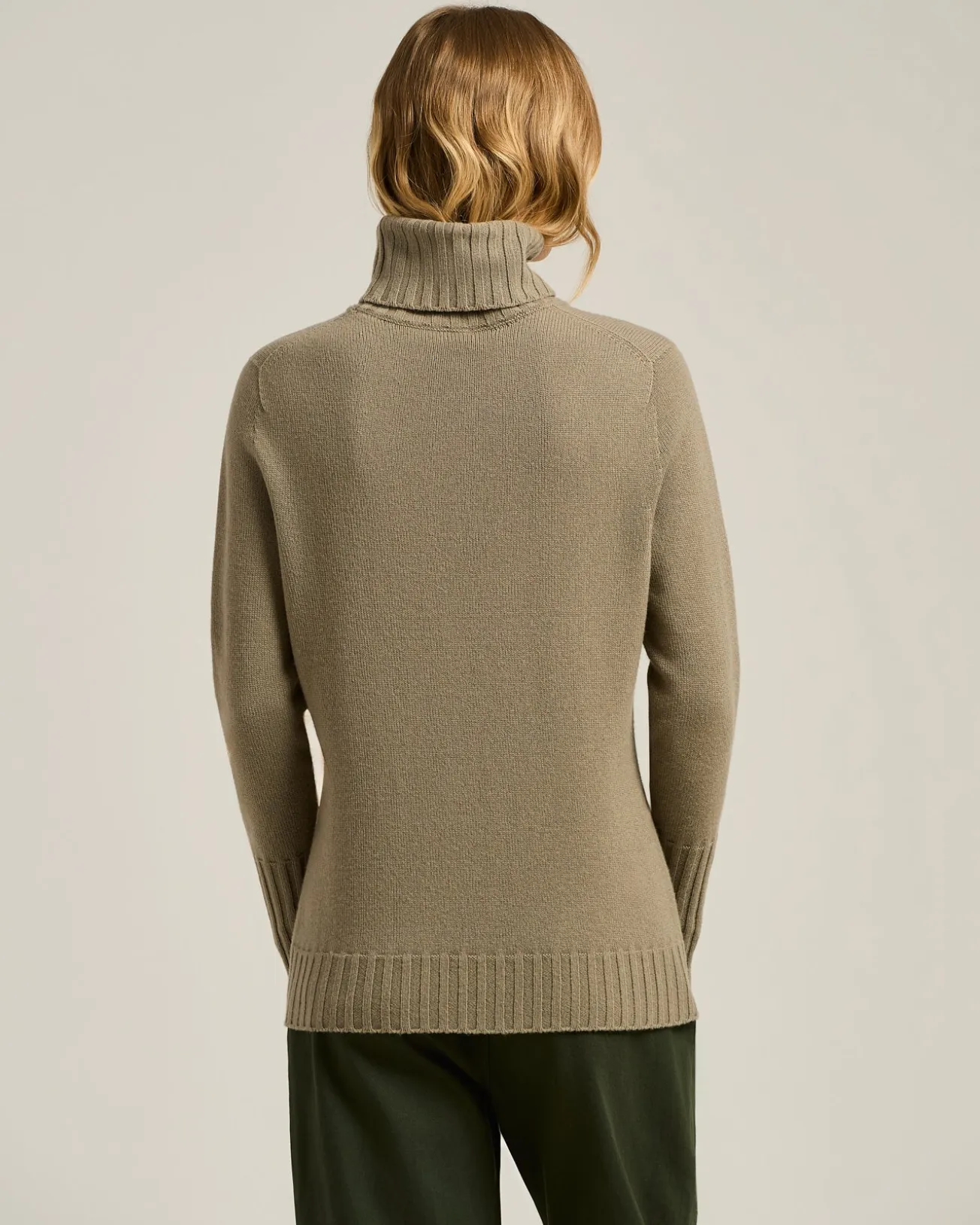 BEIGE CASHMERE TURTLENECK SWEATER