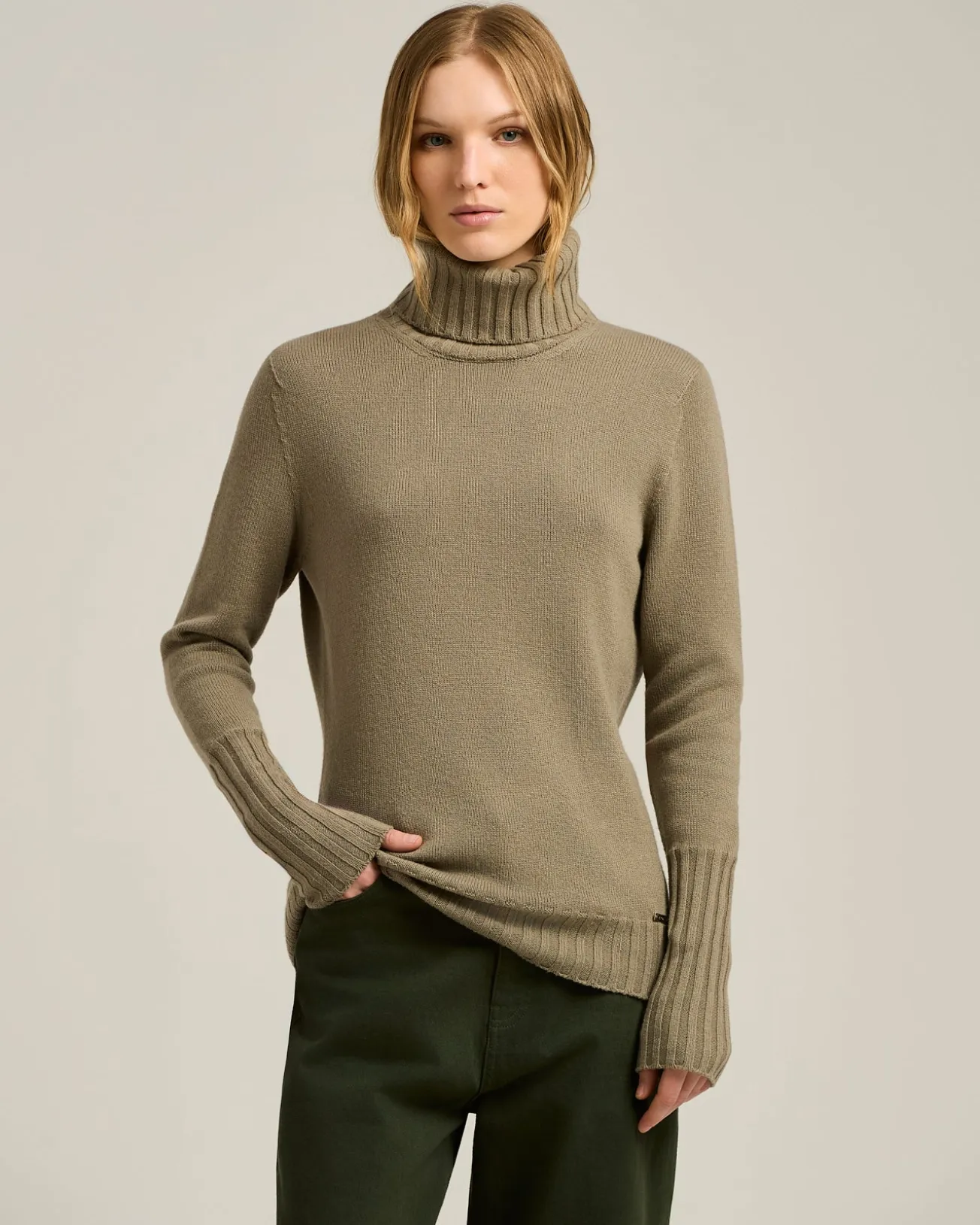 BEIGE CASHMERE TURTLENECK SWEATER