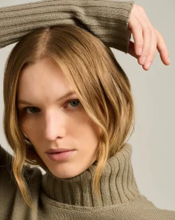 BEIGE CASHMERE TURTLENECK SWEATER