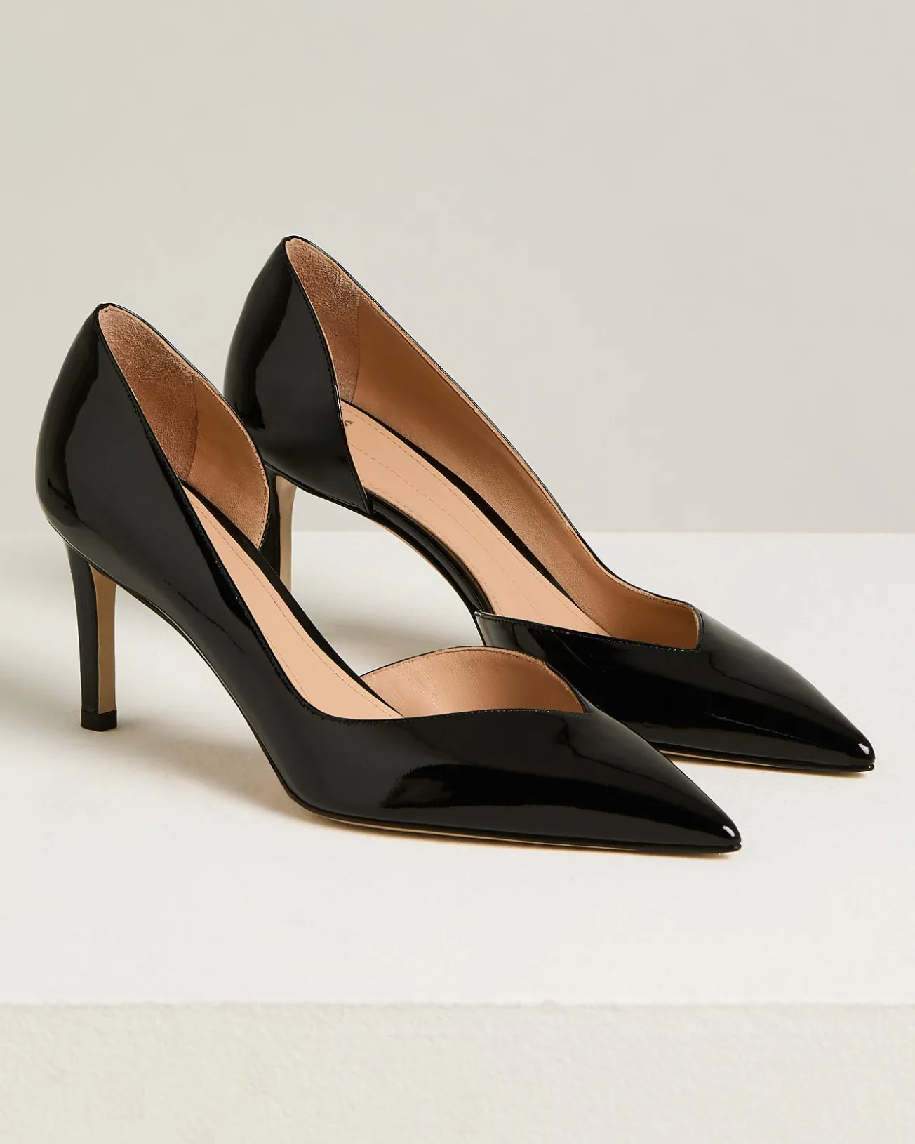 BLACK PATENT LEATHER PUMPS