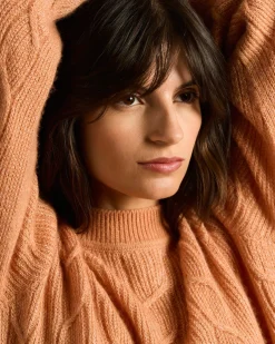 FINE YARN CREWNECK SWEATER IN PEACH/PINK AND WHITE