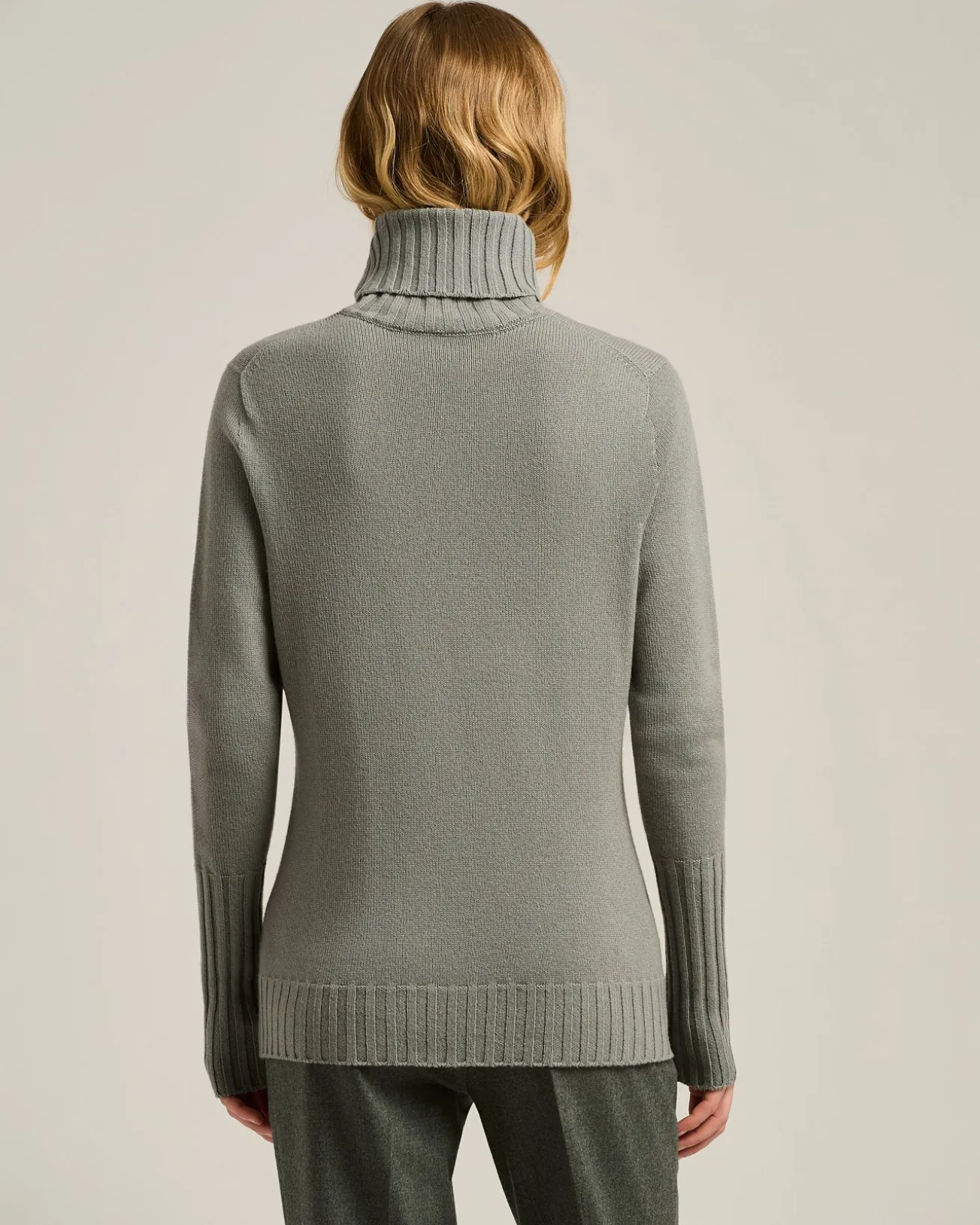 LIGHT GRAY CASHMERE TURTLENECK SWEATER