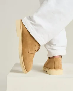 SUEDE CALFSKIN DERBY SHOE WITH RUBBER SOLE IN CARAMEL CALFSKIN